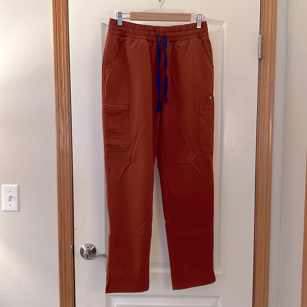 FIGS - Auburn Yola scrub pant and Catarina top - medium